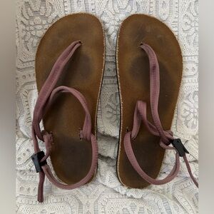 Earth runners chronos sandals. Canyon clay lifestyle laces. W 9/10•M 7/8•26.5cm